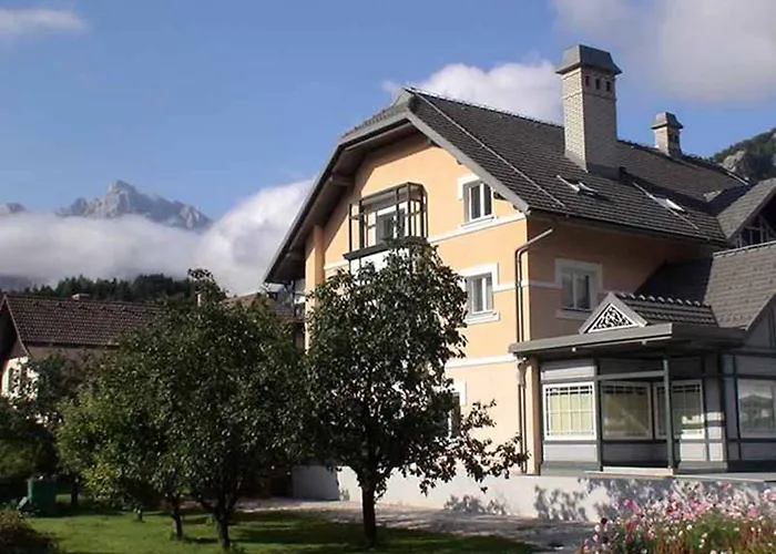 Apartma Ravbar شقة